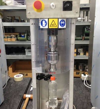 Uzatváracie zariadenie na plastové skrutkovacie uzávery